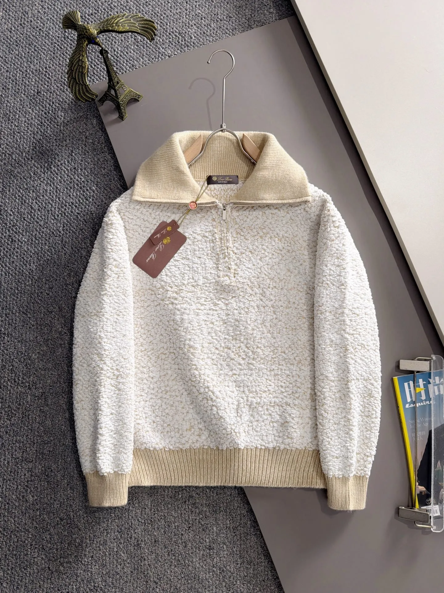 LP Loro Piana's latest sweaters from the official website for fall and winter 2026 are now on sale at the counter for Hot Sale! Specially made of wool blended fabric. It feels comfortable and can be directly in contact with the skin. The logo badge is exquisitely embroidered, which is extremely eye-catching! The details highlight the fashionable charm of big brands. Exquisite workmanship. Three-dimensional cutting style. The wearing effect is invincible and handsome! All three standards are complete! Sizes:M-3XL